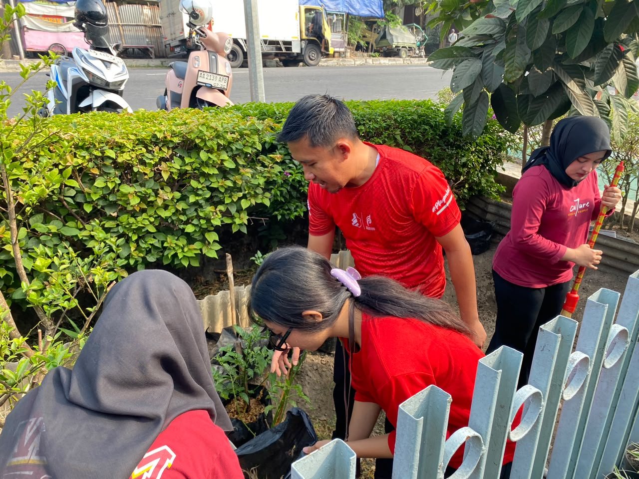 Ciptakan Lingkungan Kerja Bersih dan Nyaman, Bapas Magelang Gelar Kerja Bakti Bersama Seluruh Pegawai dan Peserta Magang Kemnaker